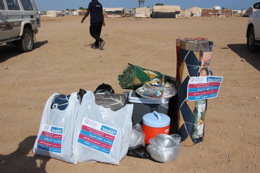 Sacchi contenenti aiuti umanitari vengono sistemati in vista della distribuzione alle persone in fuga dagli scontri tra i combattenti houthi e le forze governative yemenite sostenute dall’Arabia Saudita, presso il campo profughi di Markazi dopo il loro arrivo a Gibuti. (via REUTERS)