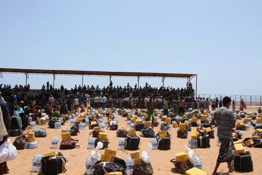 Persone in fuga dagli scontri tra i combattenti houthi e le forze governative yemenite sostenute dall'Arabia Saudita si radunano per ricevere aiuti dall'Organizzazione Internazionale per le Migrazioni nel campo profughi di Markazi dopo il loro arrivo a Gibuti. (via REUTERS)