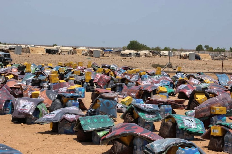 I pacchi contenenti aiuti umanitari vengono sistemati prima di essere distribuiti alle persone in fuga dagli scontri tra i combattenti houthi e le forze governative yemenite sostenute dall'Arabia Saudita, nel campo profughi di Markazi dopo il loro arrivo a Gibuti. (via REUTERS)