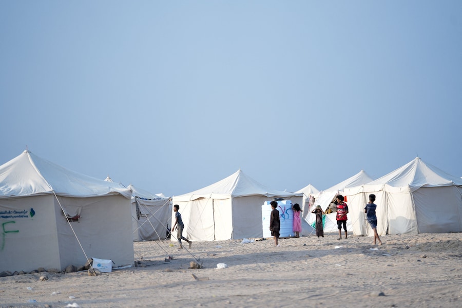 Bambini, fuggiti dai combattimenti tra gli Houthi e le forze governative nelle zone costiere del Mar Rosso, in un campo per sfollati interni vicino ad Aden, nello Yemen. (REUTERS)