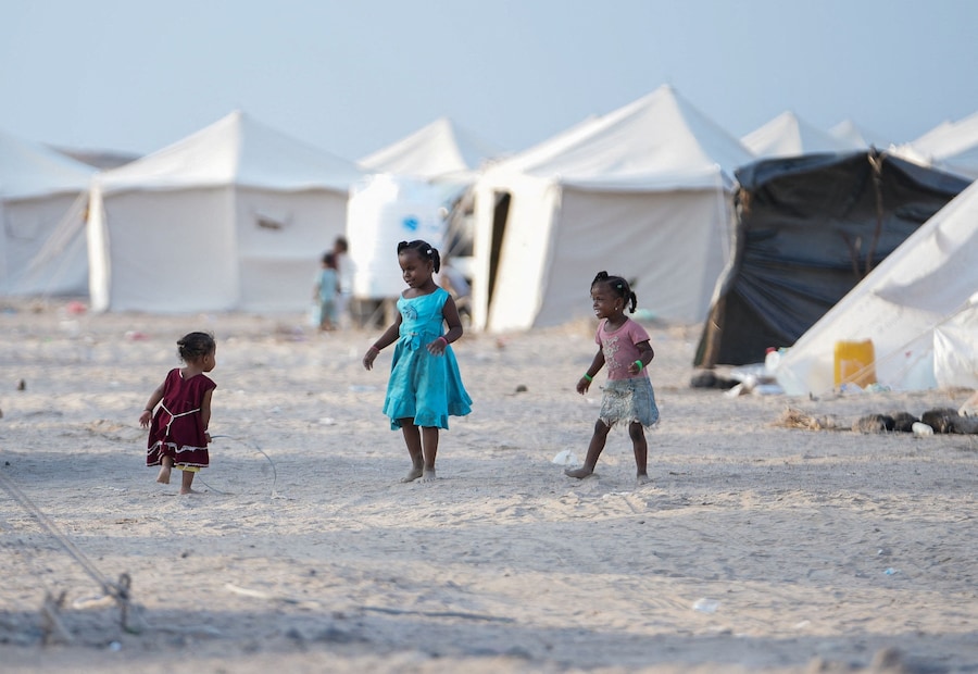 Alcune ragazze, fuggite dai combattimenti tra gli Houthi e le forze governative nelle zone costiere del Mar Rosso, giocano in un campo per sfollati interni vicino ad Aden, nello Yemen. (REUTERS)
