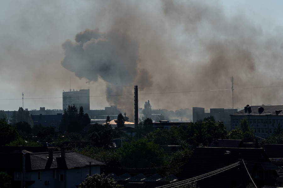 Il fumo si alza da uno stabilimento industriale dopo un recente attacco con droni russi a Boiarka, in Ucraina. (APN)