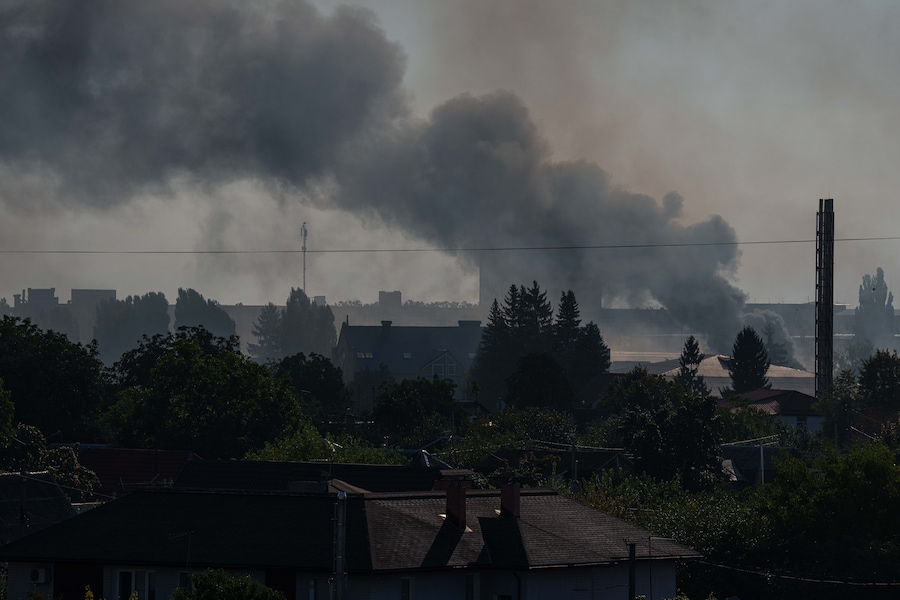 Il fumo si alza da uno stabilimento industriale dopo un recente attacco con droni russi a Boiarka, in Ucraina. (APN)