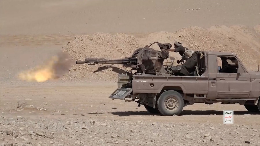 Un combattente houthi fedele all’Iran spara da un veicolo, in questo screenshot tratto da un video diffuso dall’Houthi Military Media. (HOUTHI MILITARY MEDIA/Materiale fornito tramite REUTERS)