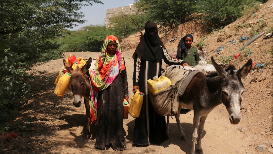 Nella provincia di Taiz, in Yemen, alcune donne utilizzano degli asini per trasportare taniche d’acqua al campo di al-Bireen, destinato agli sfollati in fuga dai combattimenti tra gli Houthi e le forze del governo yemenita riconosciuto a livello internazionale. (REUTERS/Stringer)