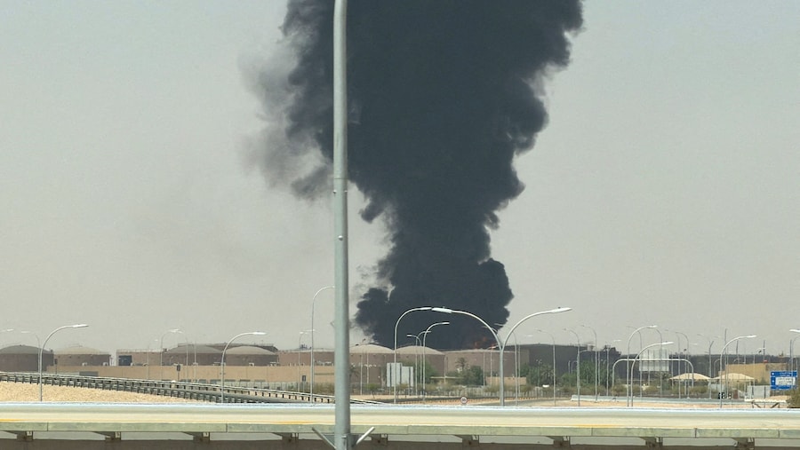 Una grande colonna di fumo nero si alza dall'area di stoccaggio del carburante dell'Aeroporto Internazionale King Khalid, a Riyadh, in Arabia Saudita. (REUTERS/Stringer)