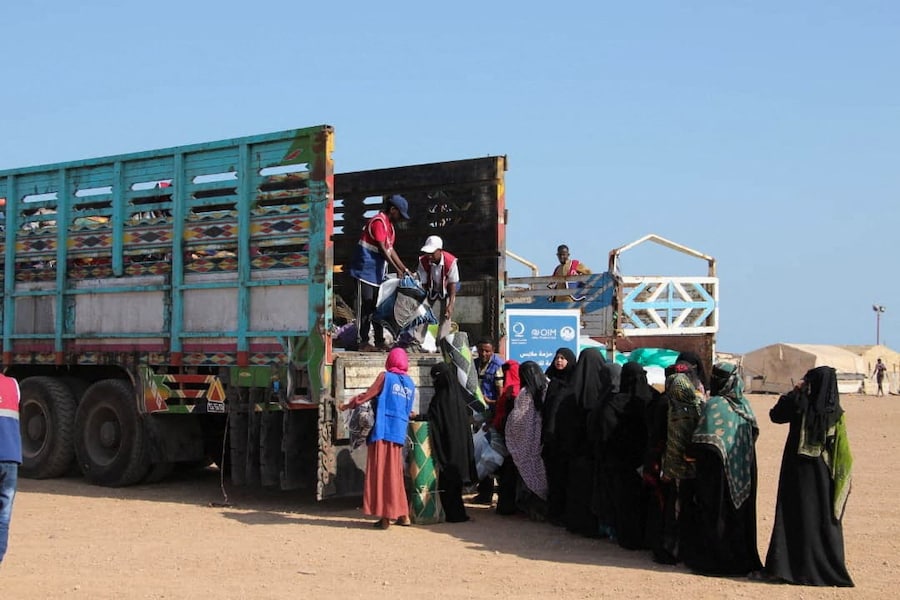 Le persone in fuga dagli scontri tra i combattenti houthi e le forze governative yemenite sostenute dall’Arabia Saudita fanno la fila per ricevere aiuti dall’Organizzazione Internazionale per le Migrazioni nel campo profughi di Markazi, dopo essere arrivate a Gibuti. (REUTERS/Abdourahim Arteh)