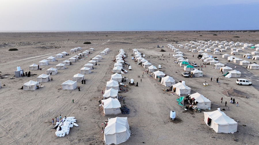 Un campo per sfollati interni, fuggiti dai combattimenti tra gli Houthi e le forze governative nelle zone costiere del Mar Rosso, allestito nei pressi di Aden, nello Yemen. (REUTERS/Stringer)