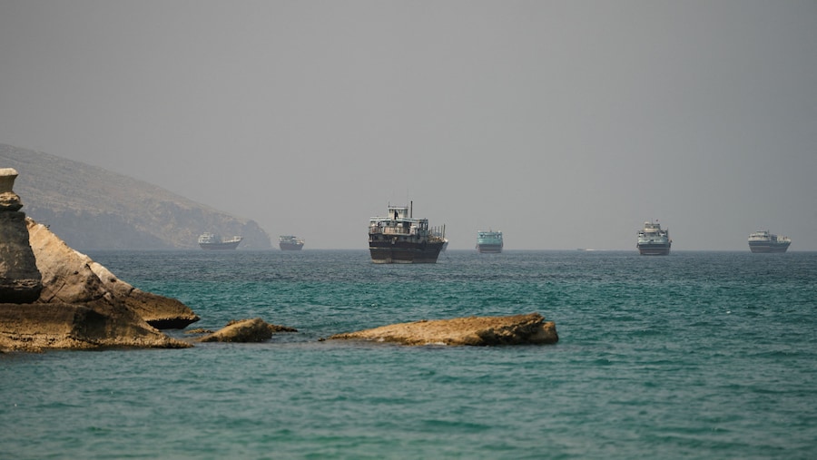 Navi nello Stretto di Hormuz, viste da Musandam, in Oman. (REUTERS/Stringer)