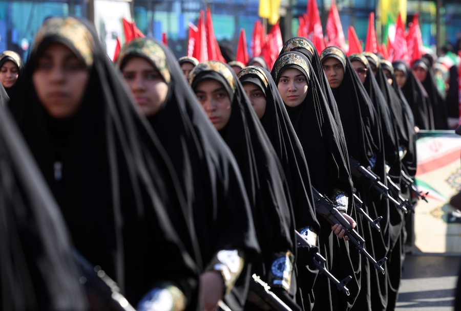 Donne iraniane appartenenti al corpo paramilitare Basij, parte del Corpo delle Guardie Rivoluzionarie Islamiche (IRGC), partecipano a una manifestazione militare, nota come gruppo Jan-Fada (“Sacrificate per l’Iran”), a Teheran. (EPA/Abedin Taherkenareh)