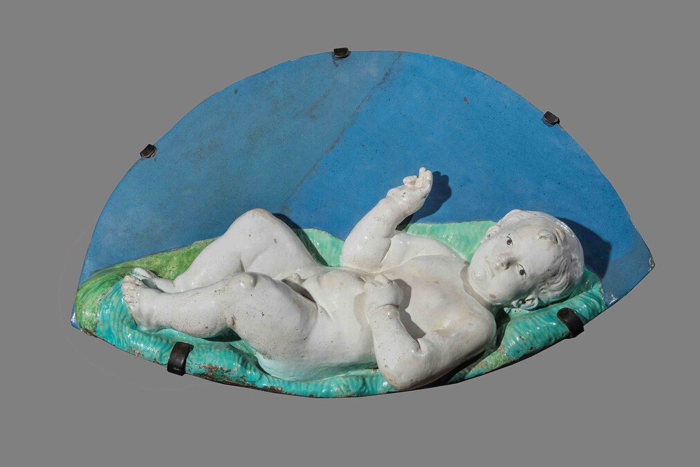 Andrea della Robbia (Firenze, 1435 - 1525) Bambino Gesù, ultimo decennio XV secolo Terracotta invetriata policroma, cm 35 x 58 x 9 ca (Da Galleria Longari)