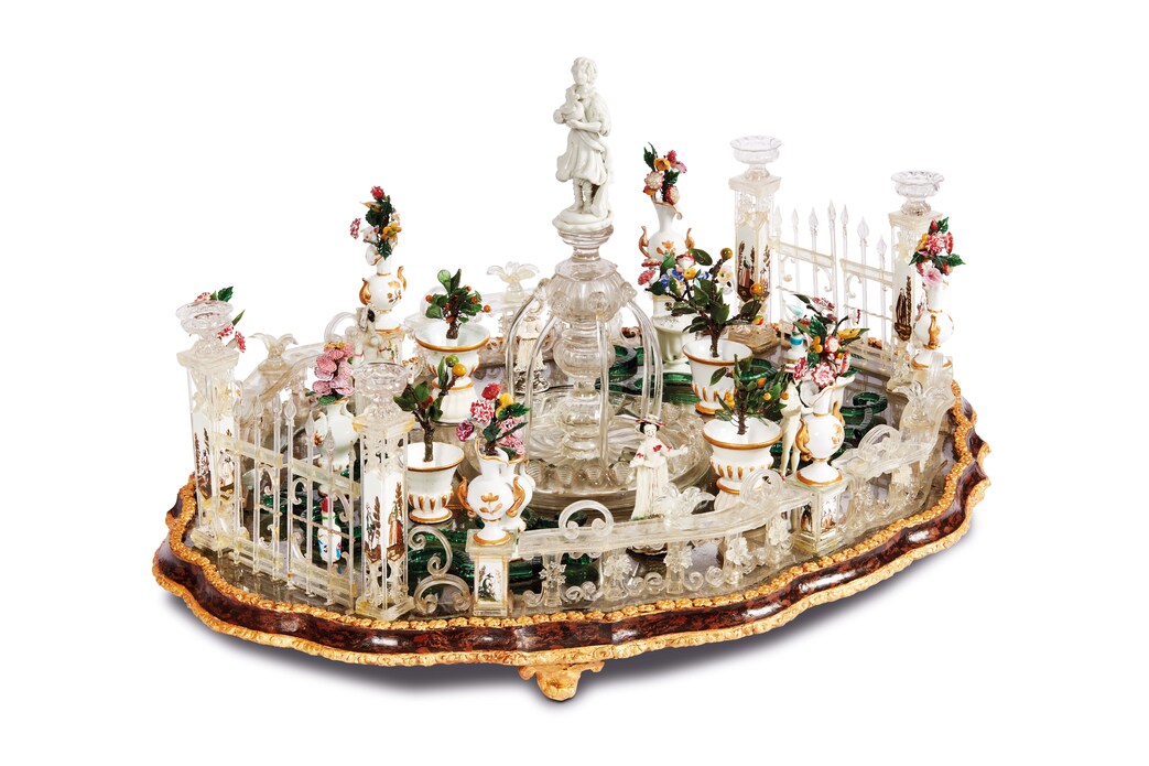 Centrotavola “A Giardino” con elementi architettonici In vetro trasparente e paste vitree colorate, cm 33 X 62 X 44, Manifattura Giuseppe Briati, Murano, Metà XVIII Secolo (Da Piva & C.)