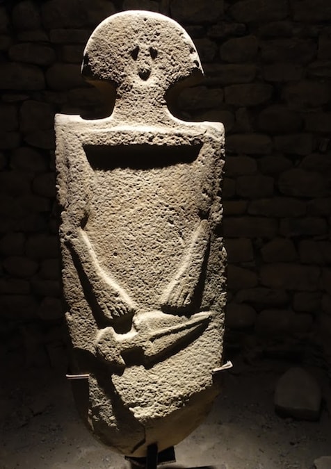 Pontremoli, Museo delle Statue Stele, figura maschile