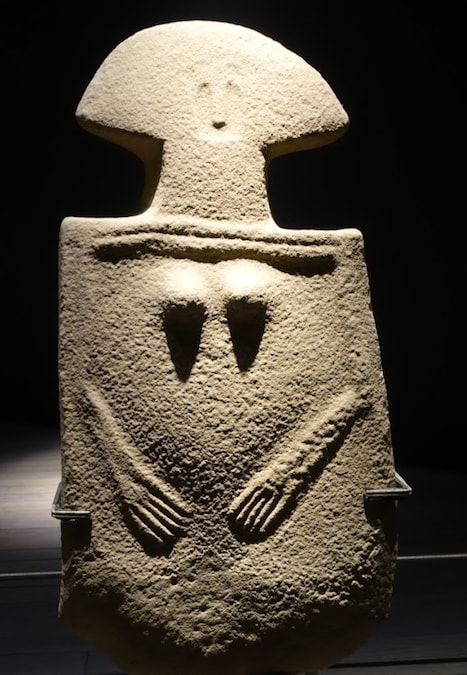 Pontremoli, Museo delle Statue Stele, figura femminile