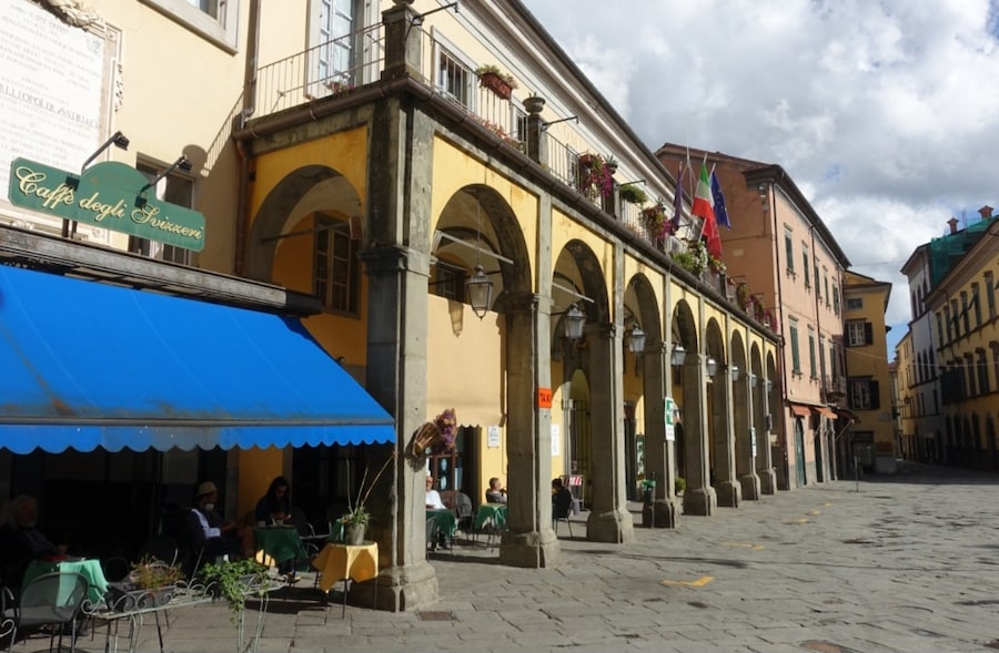 Pontremoli, Piazza della Repubblica e il Caffé degli Svizzeri