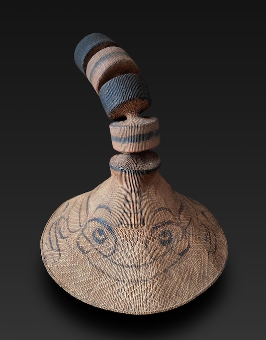 Cappello rituale Haida messo in vendita a 55.000 euro Costa del Nord Ovest Galleria Meyer Courtesy Galleria Meyer