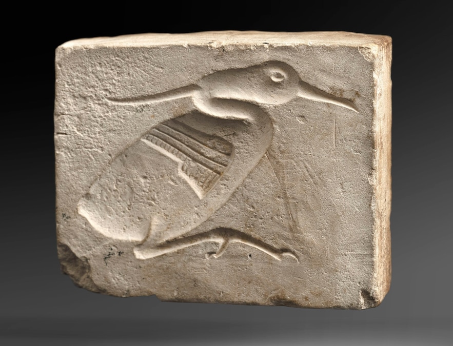 Bassorilievo raffigurante un uccello mitico messo in vendita a 8.500 euro Antico Egitto Galleria Harmakis Courtesy Galleria Harmakis