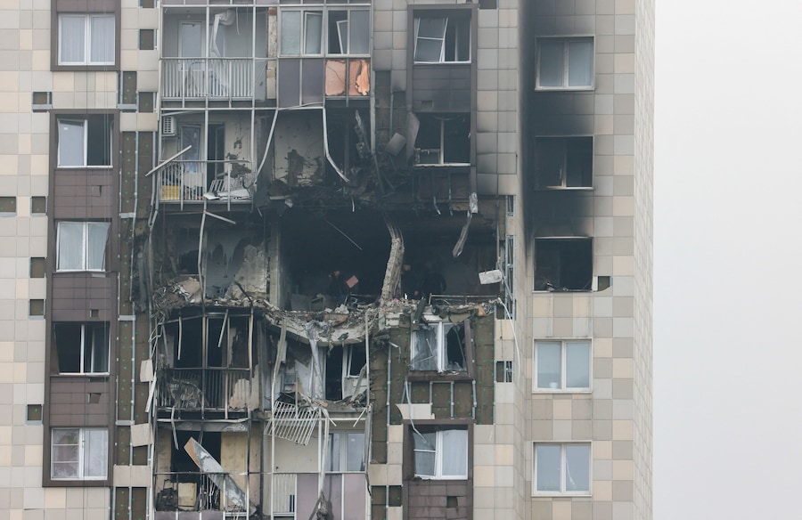 Un edificio residenziale colpito da droni ucraini nella regione di Mosca, Russia, il 20 settembre 2026. (REUTERS)