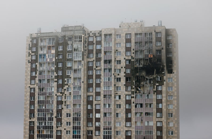 Un edificio residenziale colpito da droni ucraini nella regione di Mosca, Russia, il 20 settembre 2026. (REUTERS)