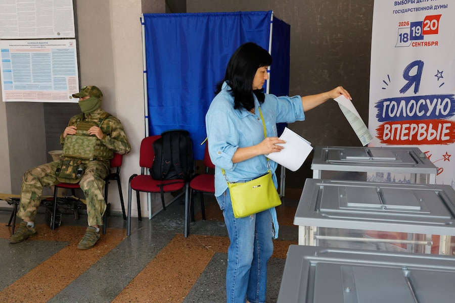 Un'elettrice esprime il proprio voto in un seggio elettorale nell'ultimo giorno delle elezioni parlamentari russe a Donetsk, città ucraina sotto il controllo russo, il 20 settembre 2026. (REUTERS)