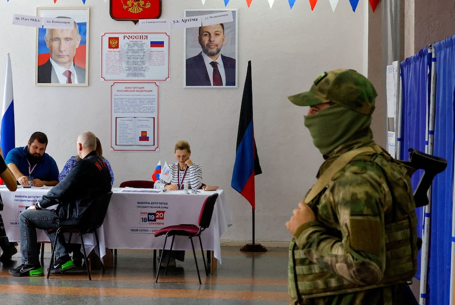 Un seggio elettorale nell’ultimo giorno delle elezioni parlamentari russe a Donetsk, città sotto il controllo russo. Ucraina. (REUTERS)