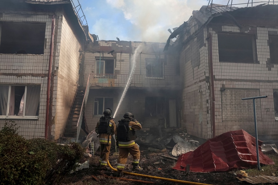 I vigili del fuoco intervengono su un edificio distrutto da un attacco aereo russo. L’edificio fungeva da centro di evacuazione temporaneo per le persone sfollate da una zona di prima linea, nella città di Kramatorsk, in Ucraina, 20 settembre 2026. (REUTERS)