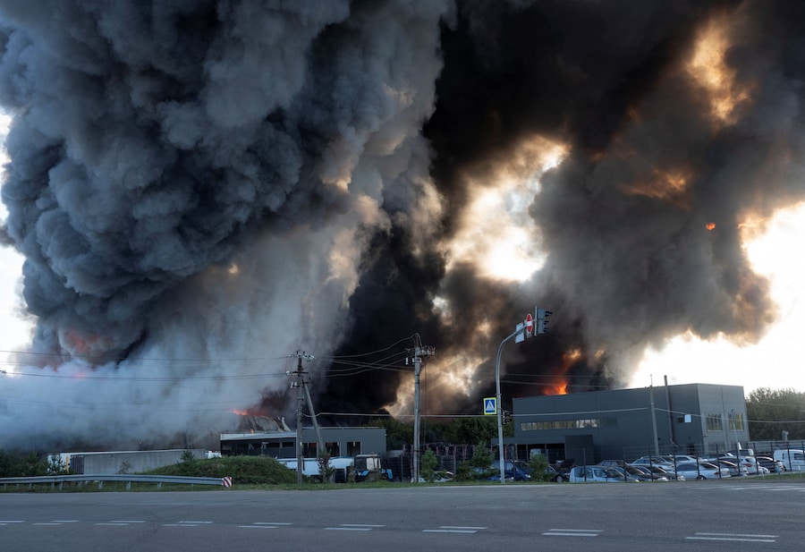 Il fumo si alza sopra un magazzino colpito da un attacco russo nella regione di Kiev, Ucraina, il 20 settembre 2026. (REUTERS)