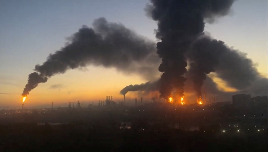 Colonne di fumo si levano in seguito a un attacco contro una raffineria di petrolio a Mosca, in Russia, il 20 settembre 2026. (Social Media via REUTERS)