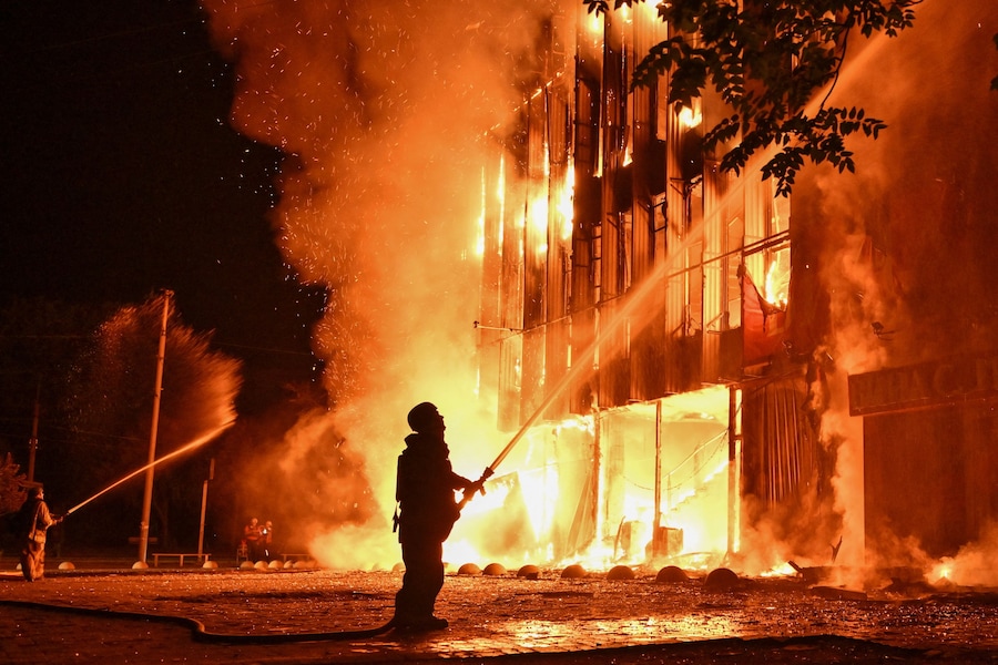 Un centro commerciale colpito durante la notte da un attacco russo con i droni a Zaporizhzhia, Ucraina, il 21 settembre 2026. (REUTERS)