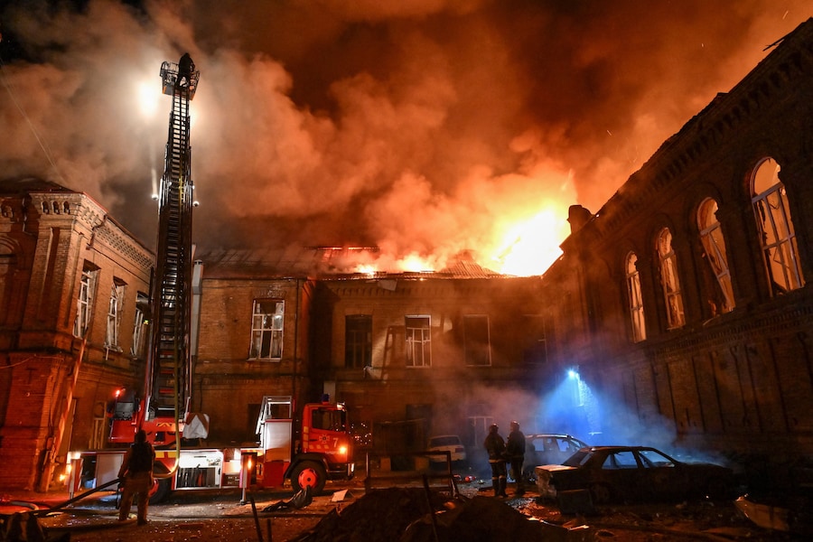 Un centro commerciale colpito durante la notte da un attacco russo con i droni a Zaporizhzhia, Ucraina, il 21 settembre 2026. (REUTERS)