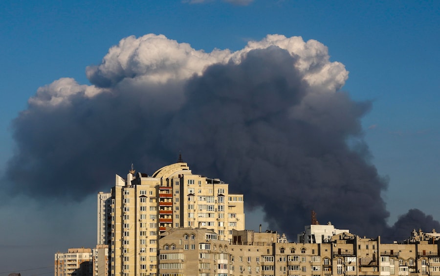 Una colonna di fumo si alza sopra la città dal luogo in cui la Russia ha sferrato un attacco contro un magazzino industriale nei pressi di Kiev, in Ucraina, il 20 settembre 2026. (EPA)