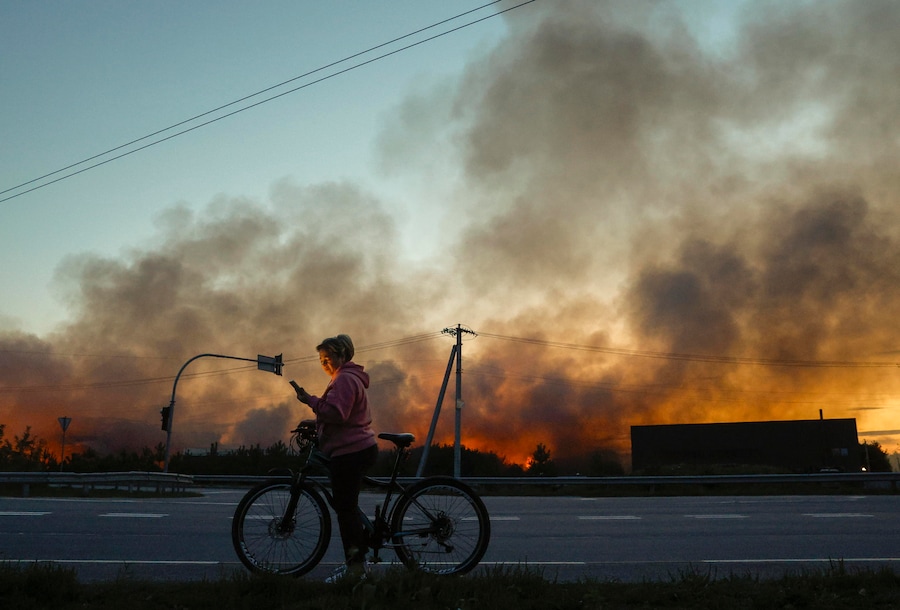 L’incendio di un magazzino industriale vicino a Kiev colpito da un attacco russo. (EPA)