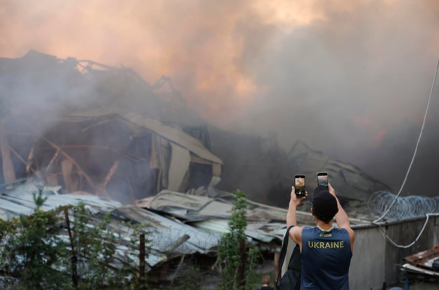 Un magazzino industriale vicino a Kiev colpito da un attacco russo. Ucraina, il 20 settembre 2026. (EPA)