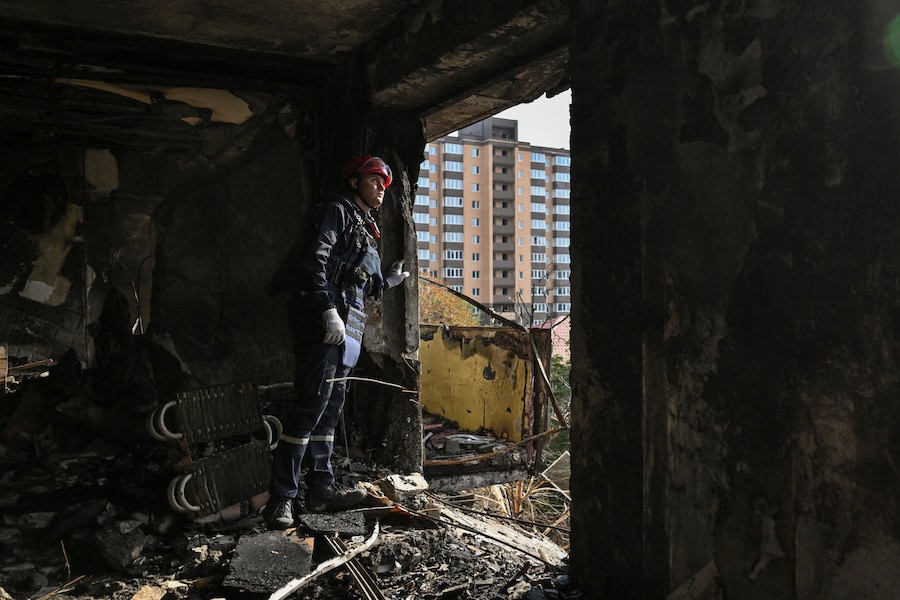 Un soccorritore ispeziona l'interno di un edificio residenziale danneggiato da un attacco con droni russi avvenuto durante la notte, nel contesto dell'offensiva russa contro l'Ucraina, a Zaporizhzhia. (REUTERS)