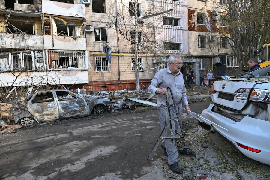 Un residente trasporta detriti davanti al suo condominio, danneggiato da un attacco notturno sferrato da un drone russo, nel contesto dell'offensiva russa contro l'Ucraina, a Zaporizhzhia. (REUTERS)