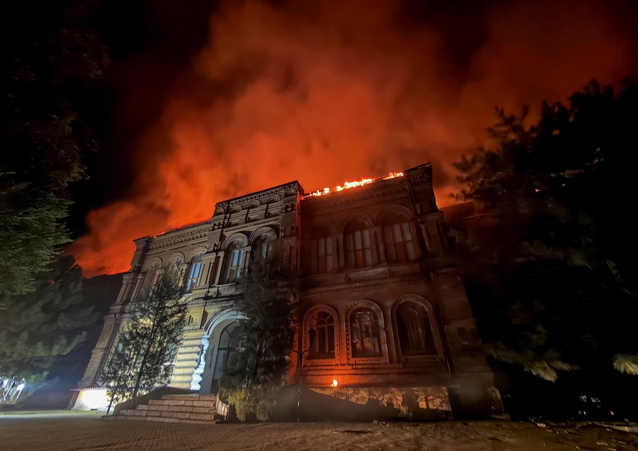 Il luogo in cui si è verificato un attacco russo sferrato durante la notte contro un edificio dell'Università Nazionale di Zaporizhzhia. (EPA)