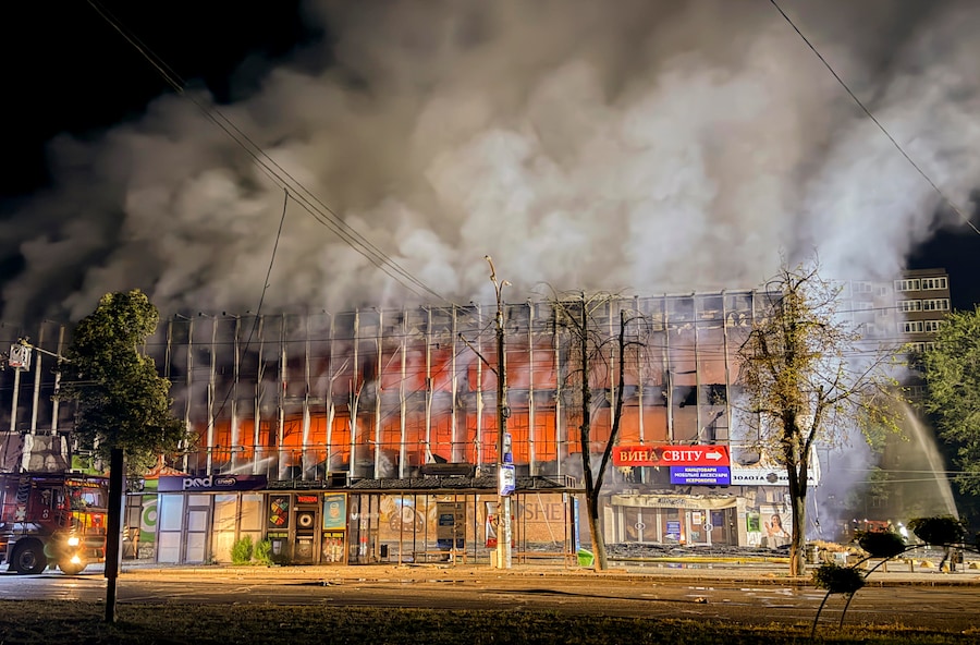 Il luogo in cui si è verificato un attacco russo sferrato durante la notte contro un centro commerciale a Zaporizhzhia. (EPA)