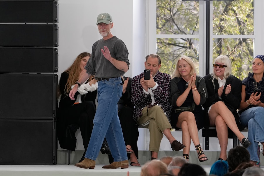 Il direttore creativo Simone Bellotti saluta il pubblico al termine della sfilata della collezione donna Primavera-Estate 2027 di Jil Sander, presentata a Milano, mercoledì 23 settembre 2026. (AP Photo/Luca Bruno/ Associated Press / LaPresse/APN)