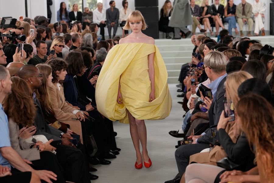 Collezione donna primavera-estate 2027 di Jil Sander, presentata a Milano, mercoledì 23 settembre 2026. (AP Photo/Luca Bruno/ Associated Press / LaPresse/APN)
