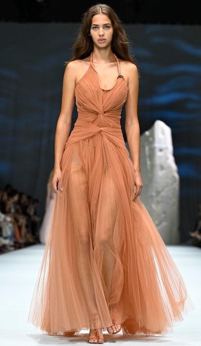 Una creazione del marchio di moda italiano Genny durante la sfilata della collezione donna primavera/estate 2027 alla Settimana della Moda di Milano, il 24 settembre 2026. (ANSA/Daniel Dal Zennaro)