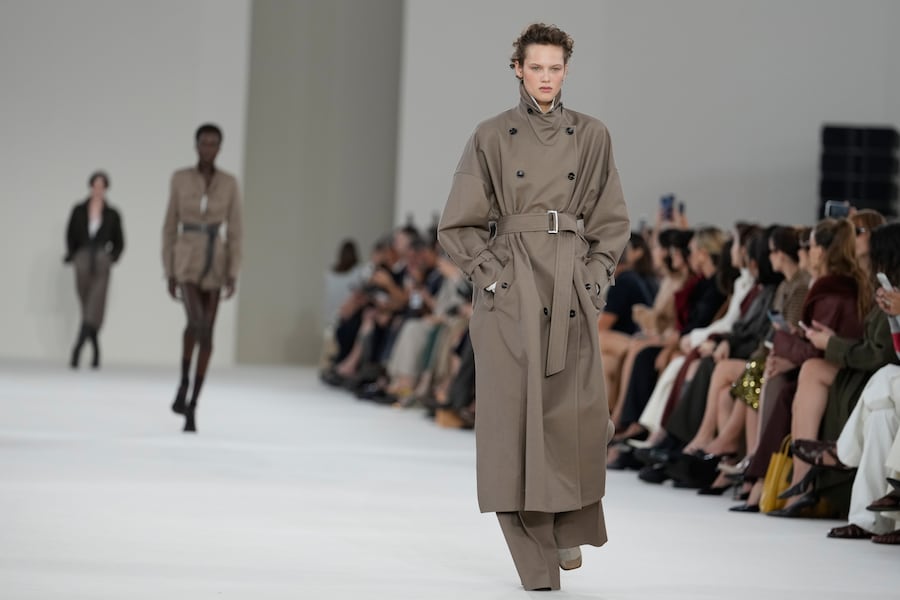 Collezione donna Primavera-Estate 2027 di Max Mara, presentata a Milano, giovedì 24 settembre 2026. (AP Photo/Luca Bruno/ Associate Press/ LaPresse/APN)