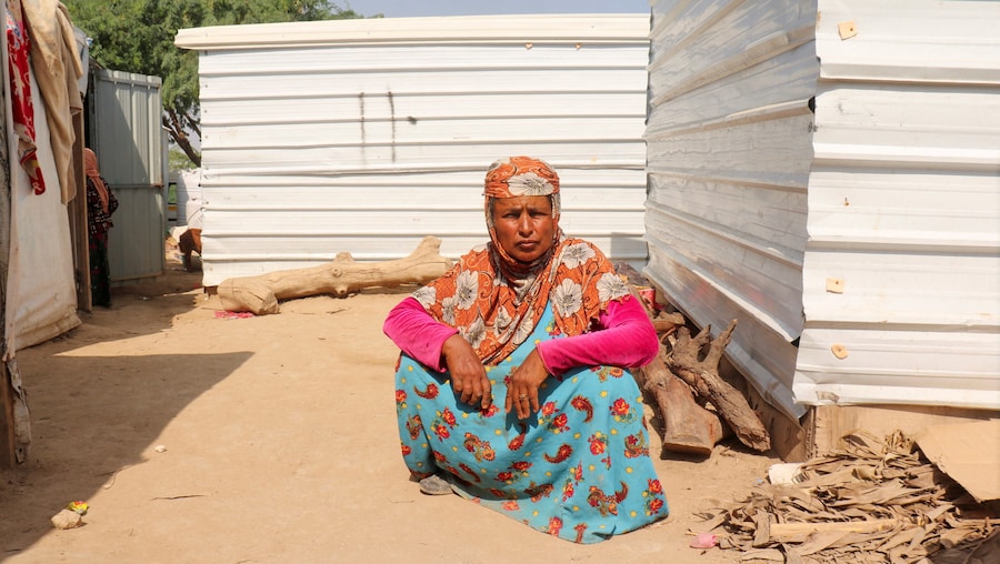 Una donna è seduta fuori dalla sua capanna nel campo profughi di al-Bireen, dove si sono rifugiati coloro che sono fuggiti dai combattimenti tra gli Houthi e le forze del governo yemenita riconosciuto a livello internazionale nella provincia di Taiz, Yemen. (REUTERS/Stringer)