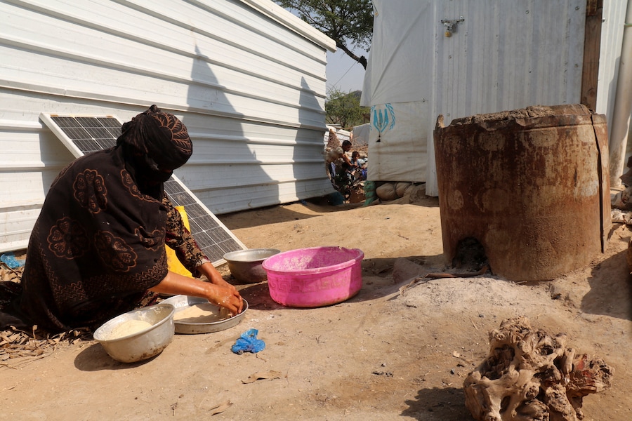 Rawya Hassan, madre di sette figli, prepara il pane fuori dalla sua capanna nel campo di al-Bireen, che ospita gli sfollati fuggiti dai combattimenti tra gli Houthi e le forze del governo yemenita riconosciuto a livello internazionale nella provincia di Taiz, Yemen. (REUTERS/Stringer)
