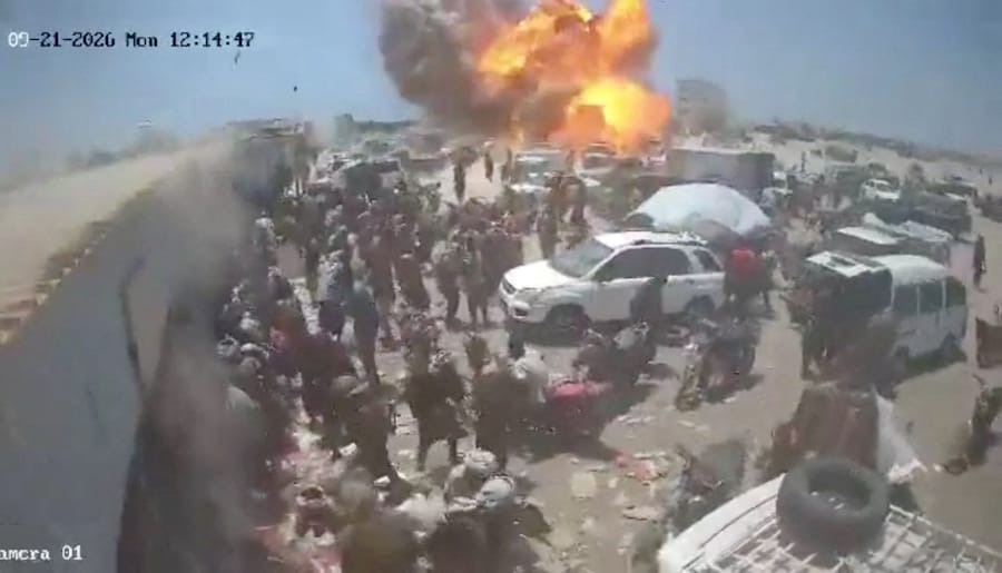 Fiamme e fumo si levano in seguito a un’esplosione avvenuta durante un attacco a un mercato di Al Hajaf, nella provincia di Lahij, nello Yemen. (SOCIAL MEDIA via REUTERS)