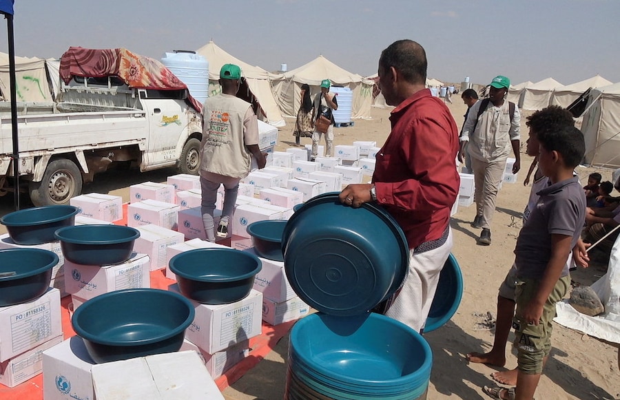 Operatori umanitari preparano generi alimentari da distribuire alle persone fuggite dai combattimenti tra gli Houthi e le forze governative nelle zone costiere del Mar Rosso, in un campo per sfollati interni vicino ad Aden, nello Yemen. (REUTERS/Stringer)