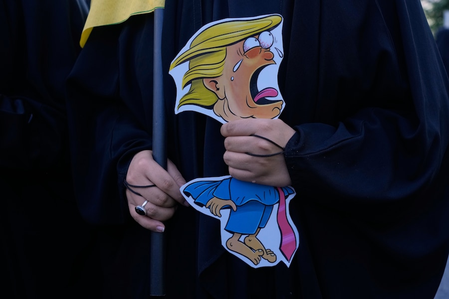 Una donna tiene in mano una caricatura del presidente degli Stati Uniti Donald Trump mentre assiste alla parata in stile militare “Janfada”, ovvero “Sacrificio per l’Iran”, organizzata dallo Stato a Teheran. (Foto AP/Vahid Salemi/APN)