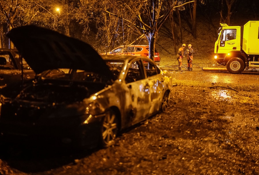 Operai comunali al lavoro sul luogo di un attacco missilistico russo nei pressi di un ospedale ostetrico, nel contesto dell'offensiva russa contro l'Ucraina, a Kiev. (REUTERS)