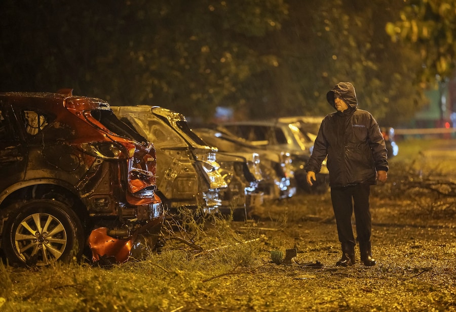 Un abitante cammina vicino ad alcune auto distrutte sul luogo di un attacco missilistico russo nei pressi di un ospedale ostetrico, nel contesto dell'offensiva russa contro l'Ucraina a Kiev. (REUTERS)