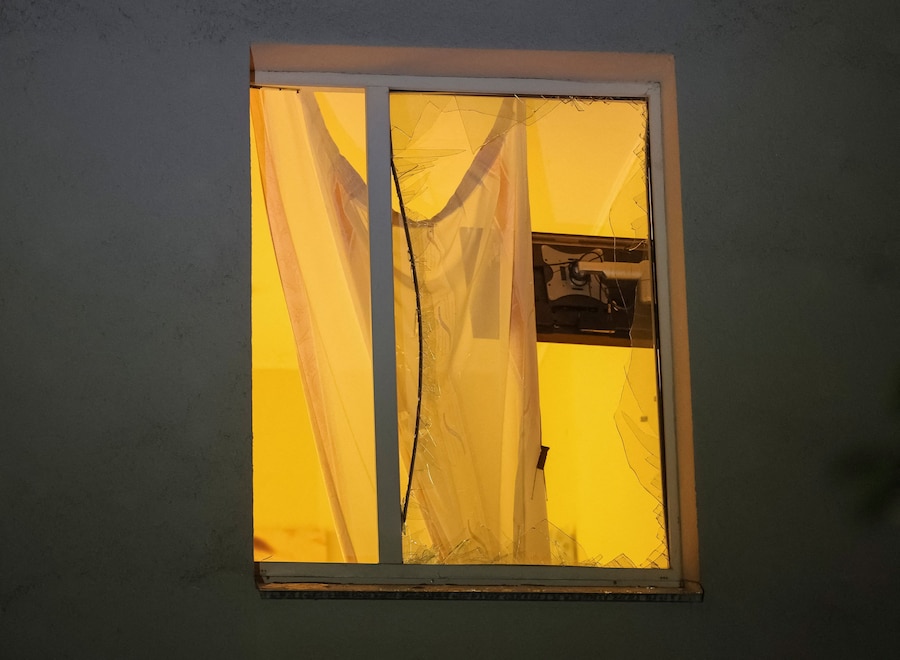 Una finestra in frantumi in un ospedale maternità nel luogo colpito da un missile russo, nel corso dell’attacco sferrato dalla Russia contro l’Ucraina a Kiev. (REUTERS)