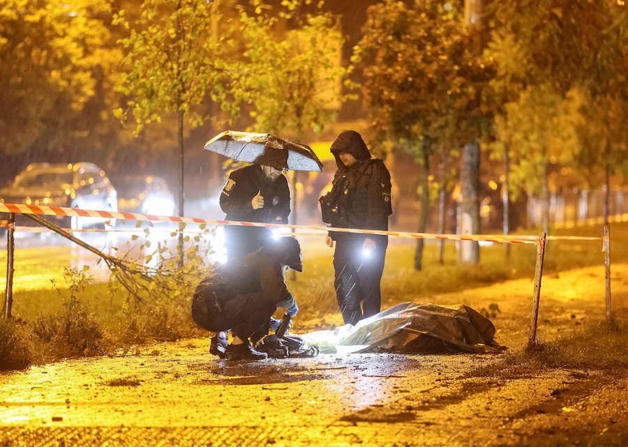 Agenti di polizia al lavoro accanto al corpo di un residente ucciso, coperto da un sacchetto di plastica, sul luogo di un attacco missilistico russo nei pressi di un ospedale ostetrico, nel contesto dell'offensiva russa contro l'Ucraina a Kiev. (REUTERS)